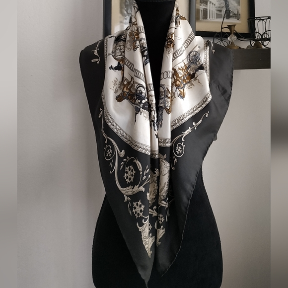 Hermes La Promenade de Longchamps Scarf - Picture 8 of 13